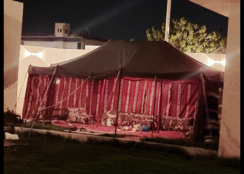 استراحة بجلسات خارجية ومسبح 