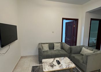 شقة بغرفتين نوم وصالة