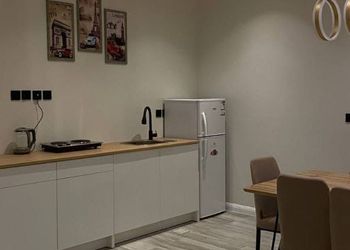 شاليه بجلسة خارجية على المسبح 