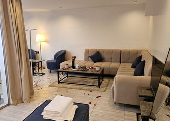 شاليه بمسطح اخضر وجلسة خارجية