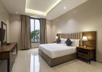 شاليه بمسطح اخضر ومسبح