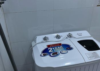 شقة واسعة بصالة وثلاث غرف نوم 
