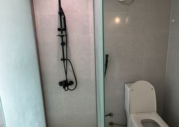 شاليه بصالة جلوس وجلسة خارجية 