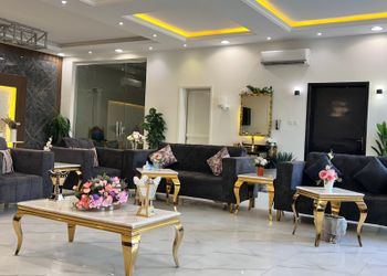 شاليه بجلسة خارجية على مسطح اخضر