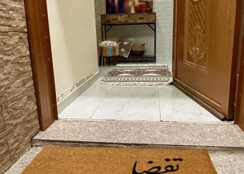 غرفة بأثاث مريح وبسيط 