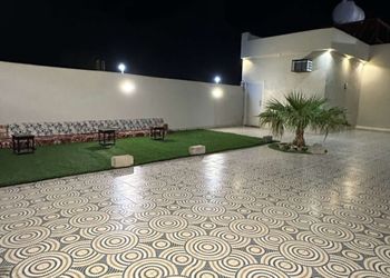 استراحة بمسطح اخضر وجلسه خارجيه