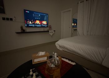 غرفة بسرير ماستر