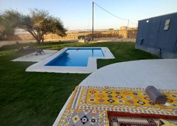 كرفان بإطلالة برية ومسبح خارجي