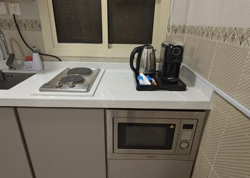 شقة بثلاث غرف نوم وصالة مريحة 