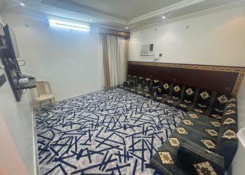 شقة بغرفة معيشة وغرفتين نوم 
