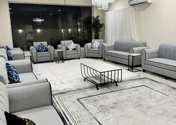 شاليه بمسطح اخضر وجلسة خارجية 