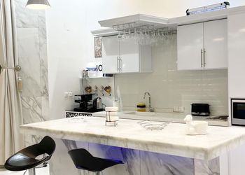 منتجع فندقي بمسبح ومسطح اخضر