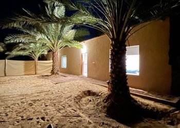 استراحة بمجلس وفناء خارجي 