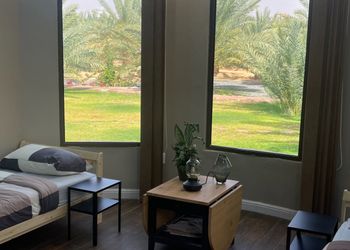 مزرعة بمسطحات خضراء وبيت شعر 