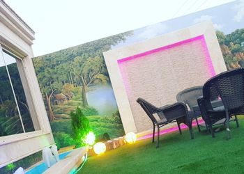 شاليه بألعاب أطفال ومسطح اخضر