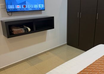 غرفة بسرير ماستر
