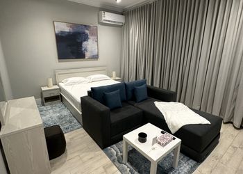 استديو بأثاث مريح وبسيط 