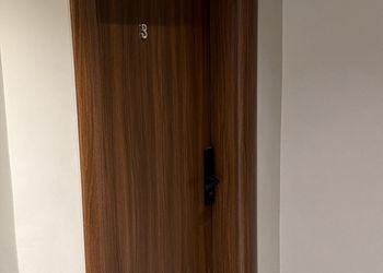 استديو بسرير ماستر وجلسة جانبية