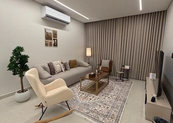 شقة بصالة أنيقة ودخول ذاتي