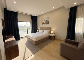 شاليه بصالة جلوس مطلة على المسبح