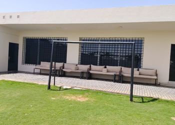 استراحة بملعب وبيت شعر 