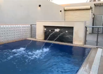 شاليه بجلسة خارجية و مسبح