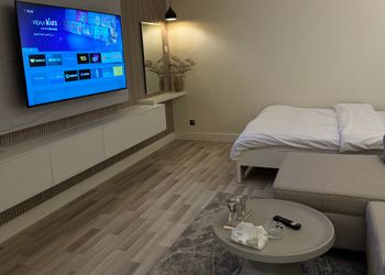 استديو بأثاث مريح وبسيط 