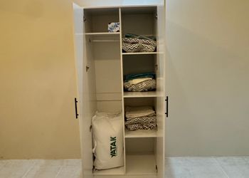 شقة بغرفة معيشة وغرفتين نوم 