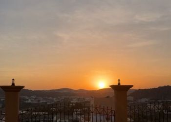 شقة بصالة وثلاث غرف نوم 
