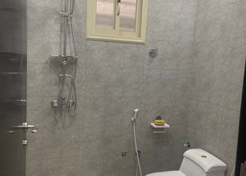 شقة بصالة ومجلس وغرف نوم