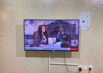 شقة بصالة جلوس وغرفتين نوم 