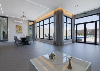 شاليه بصالة مطلة على الحديقة 