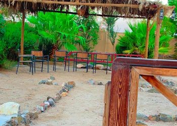 مزرعة بمسطح اخضر وجلسة خارجية