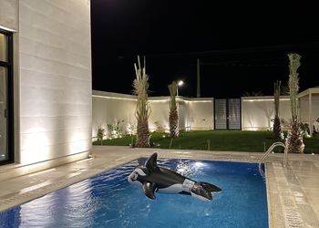 استراحة انيقة بمسبح ومسطح اخضر 