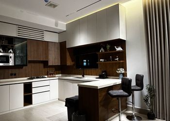 شقة بصالة مريحة وتصميم هادئ 