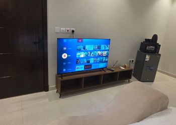 استديو بأثاث مريح وبسيط 