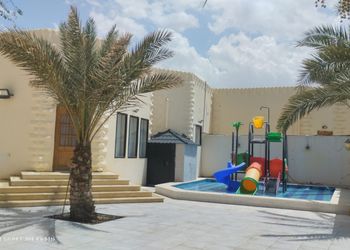شاليه بألعاب أطفال ومسبح