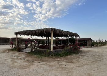 مزرعة بمسطحات خضراء وجلسة خارجية