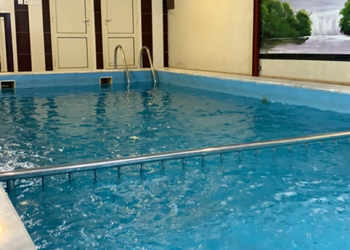 شاليه بمسطح اخضر وجلسة خارجية 