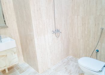 شاليه بمسطح اخضر وجلسة خارجية 