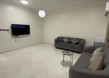 شقة بغرفة نوم وبأثاث مريح وبسيط 