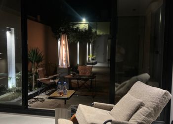 استديو بألوان مريحة وأثاث راقي