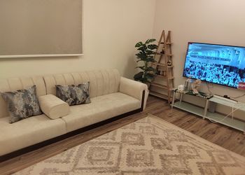 شقة بصالة جلوس وغرفتين نوم 