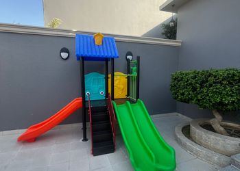 شاليه بجلسة خارجية ومسبح 