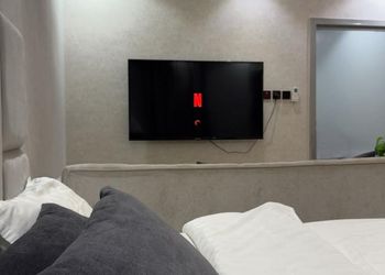 استديو بسرير ماستر وأثاث مريح 