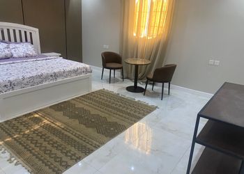 استراحة بجلسة خارجية ومسبح داخلي