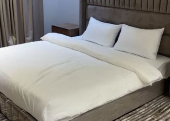 شقة بغرفتين نوم وصالة مريحة 