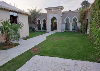 شاليه بمسطح اخضر ومسبح 
