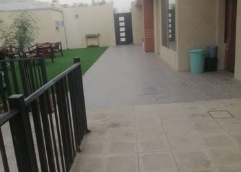 شالية بجلسة خارجية والعاب اطفال