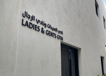 شقة بصالة وثلاث غرف نوم